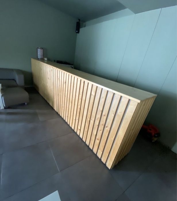 Balcão em madeira com fixas eletricas tem 5m