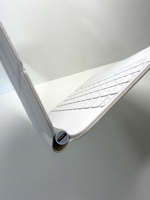 Capa Teclado Apple Magic Keyboard (PT) para iPad Air 11"