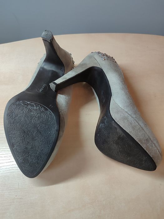 Buty na obcasie z cekinami szare