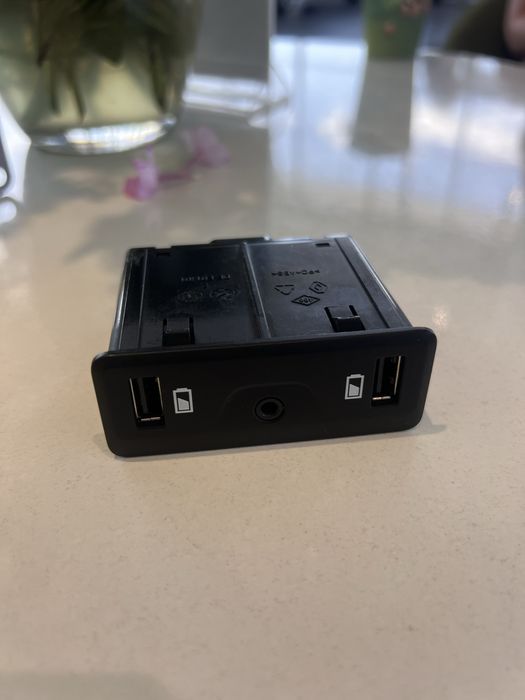 Блок USB розеток Renault 280237850R