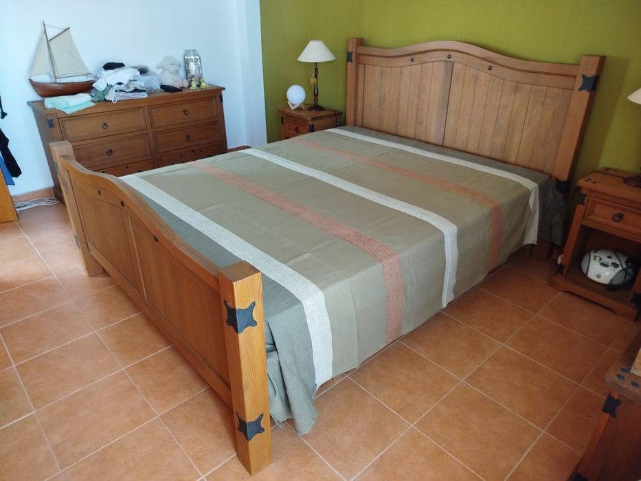 Cama de casal estilo rústico.