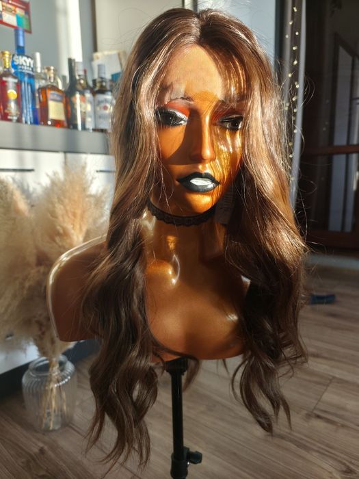 Nowa peruka od Poliné Lumiére , długa brązowa , szatynka