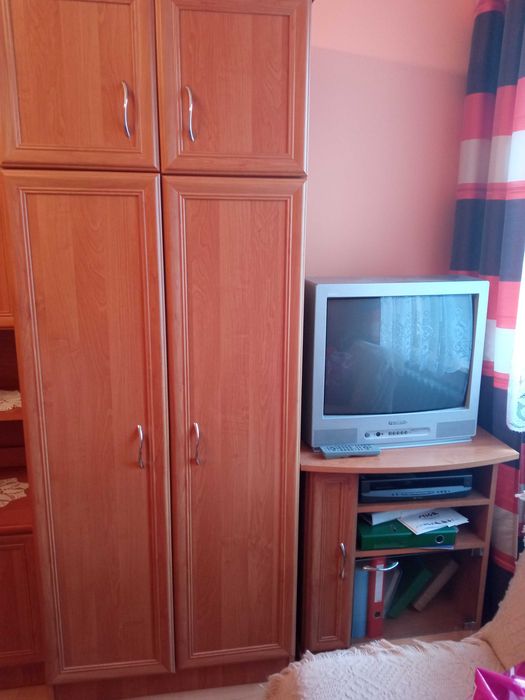 Duża meblościanka z pojemnymi szafami, witrynami i barkiem w kolorze Olchy