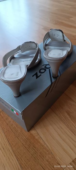 Skórzane klapki na obcasie