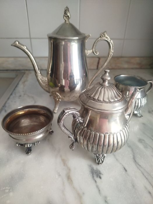 Serviço de chá vintage, não é prata maciça ,mas tem um banho