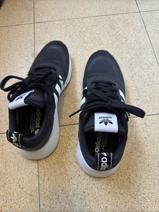 Tenis adidas leve