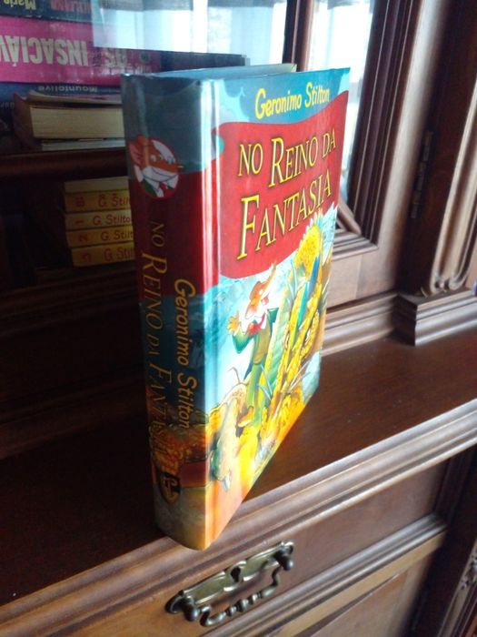 Livro de aventuras entitulado No Reino da FANTASIA