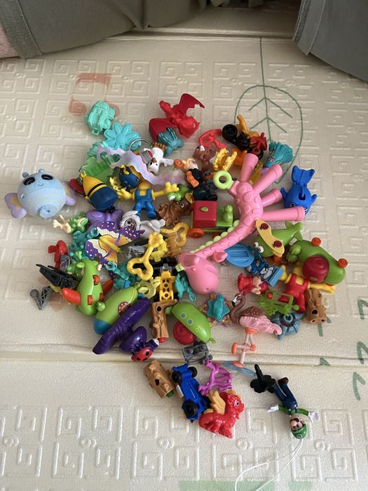 Кіндери, іграшки дитячі