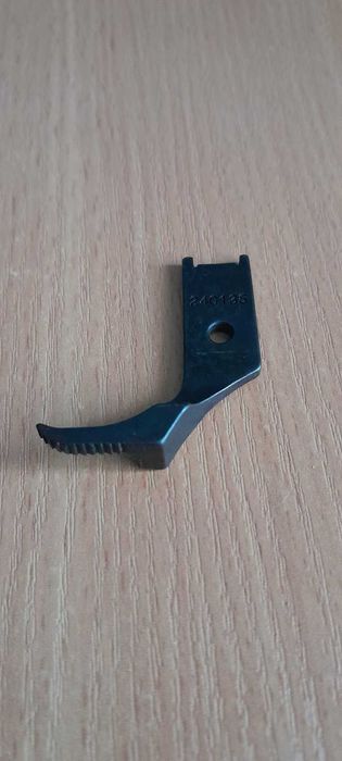 Лапка крокуюча, одностороння ліва для промислових швейних машин