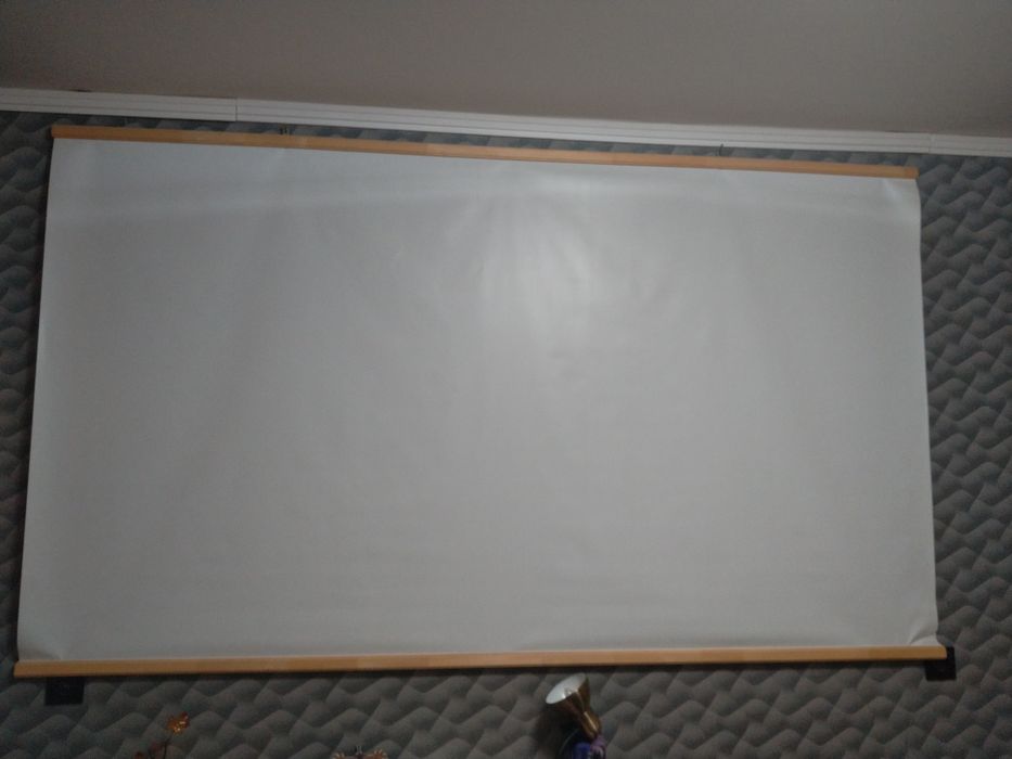 Екран. Проектор. Домашній кінотеатр.