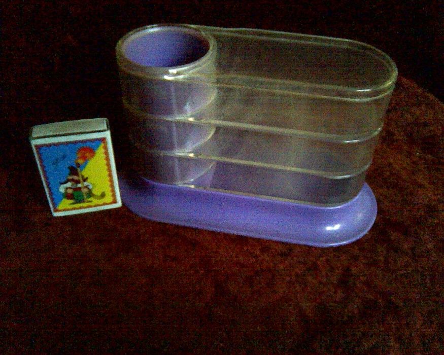 Подставка для канцтоваров.