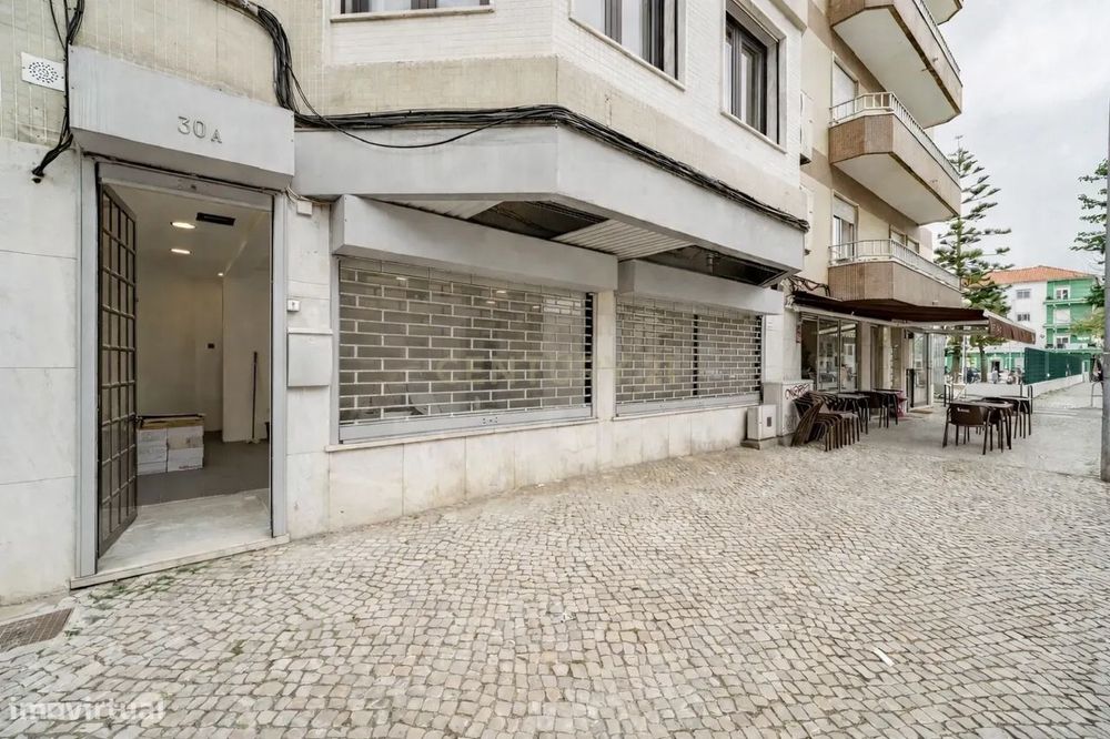 Loja comercial na Cova da Piedade – Almada — Almada, Cova Da Piedade, Pragal E Cacilhas, Setúbal