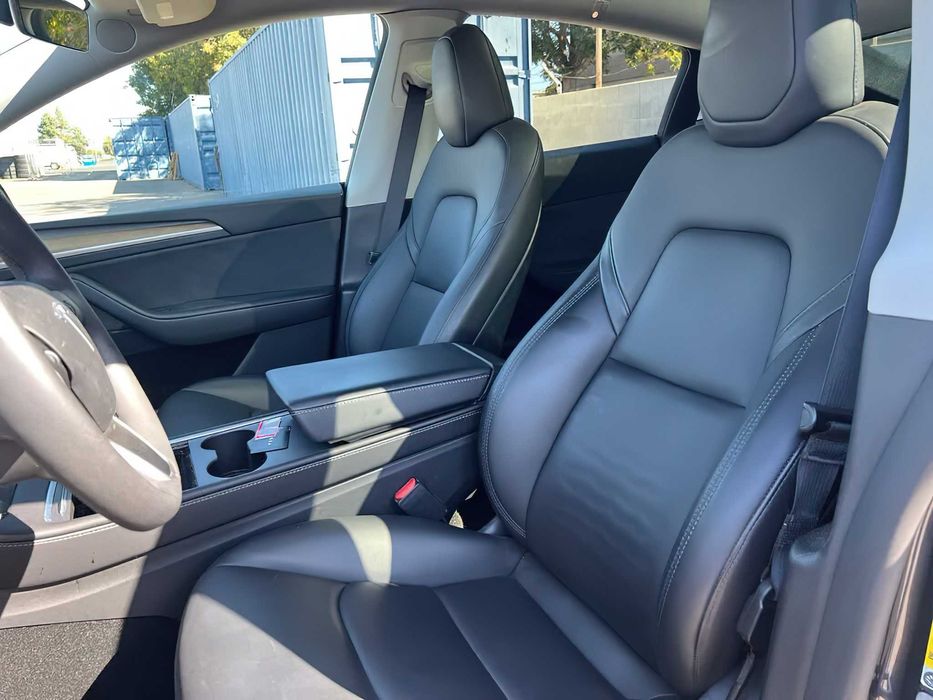 Tesla Model Y      2024