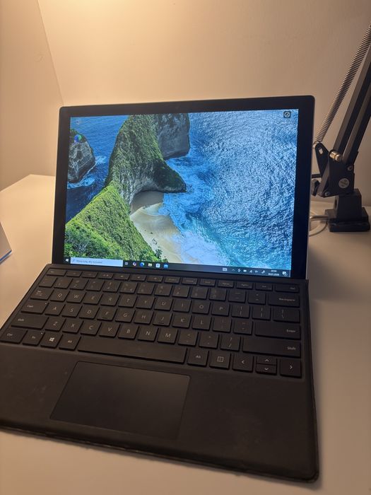Microsoft Surface Pro 5 tablet/laptop