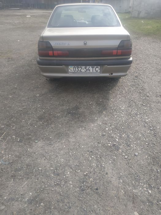 Автомобіль Рено 19