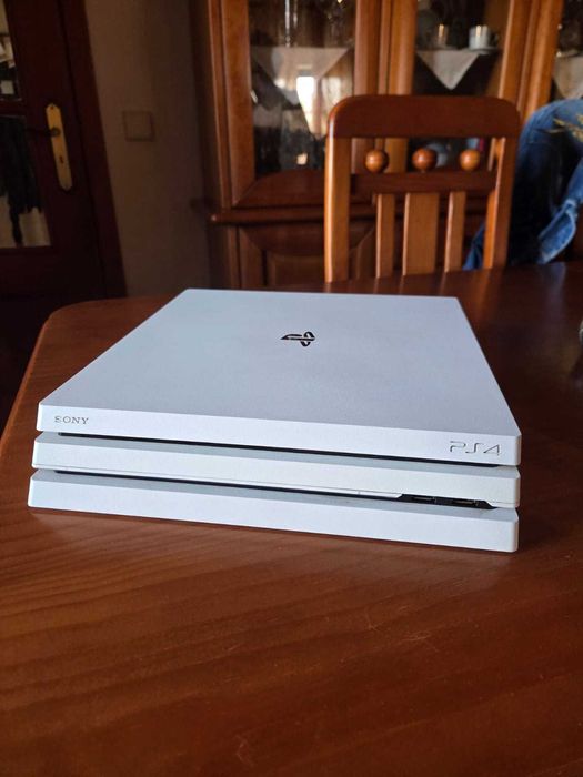 PlayStation 4 Pro 1TB (Branca) + 2 Comandos + 10 Jogos