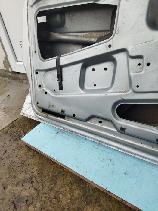 Двері до автомобіля ваз 2115.