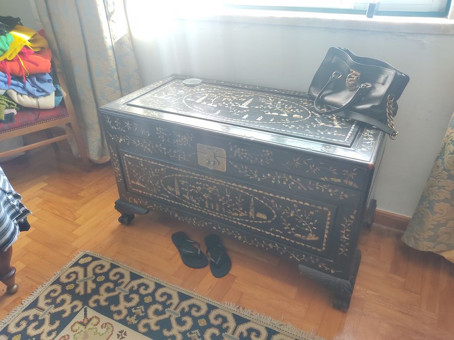 Baú chinês original, com apliques em madrepérola