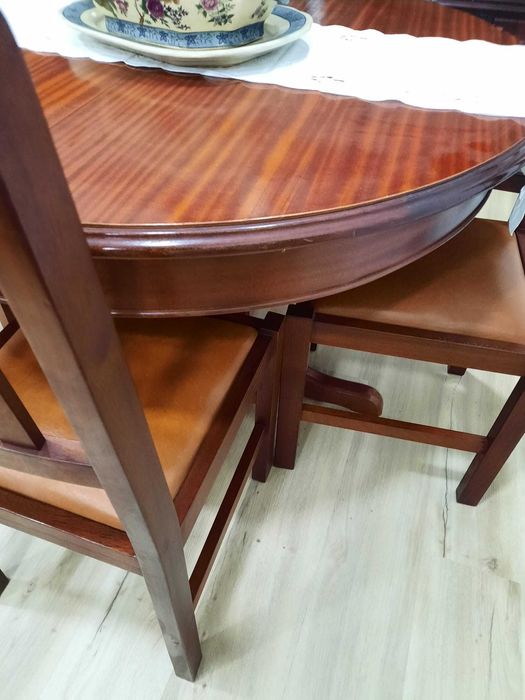 Conjunto de mesa extensível e 6 cadeiras em madeira. Excelente estado.