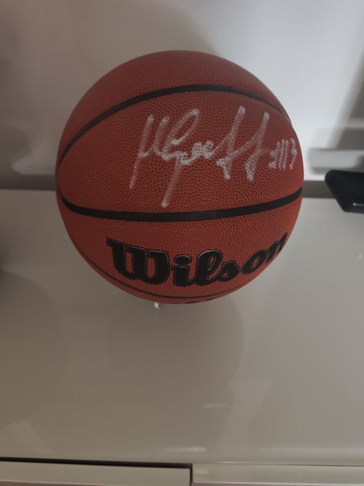Piłka z autografem Marcina Gortata