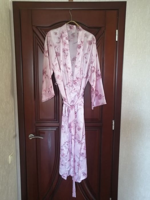 Халат длинный, большой.