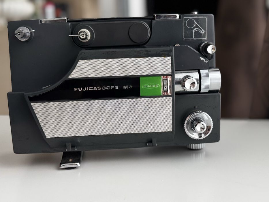 Вінтажний кінопроєктор на плівку