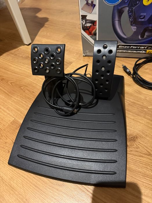 Volante Thrustmaster Enzo para PC e PS2