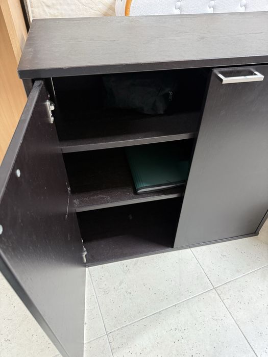 Movel baixo com 2 portas e 2 prateleiras
