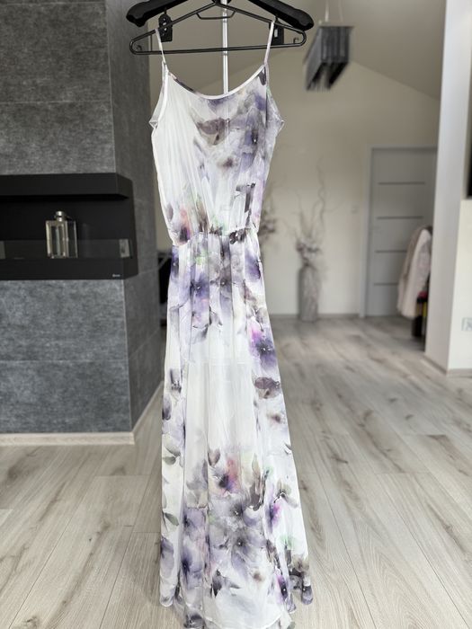 Sukienka maxi w kwiaty z falbankami i dekoltem S/M One