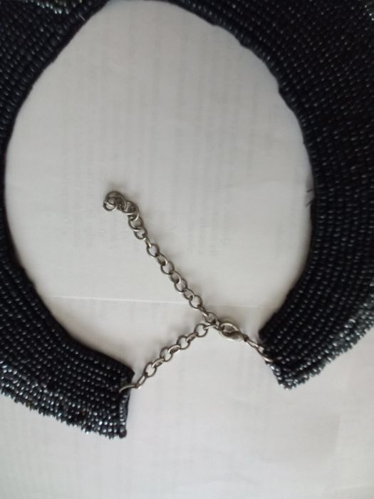 Gola nova com missangas pretas e antracite