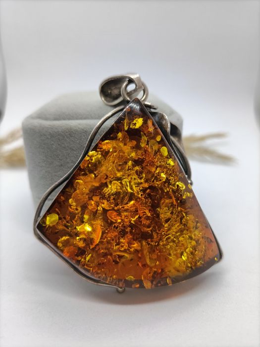 Widoczna zawieszka z bursztynem, srebro 925