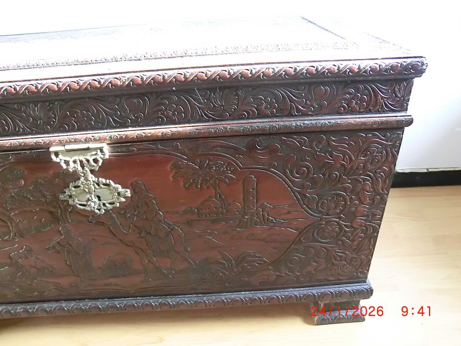 Arca em Madeira, maciça, como nova.