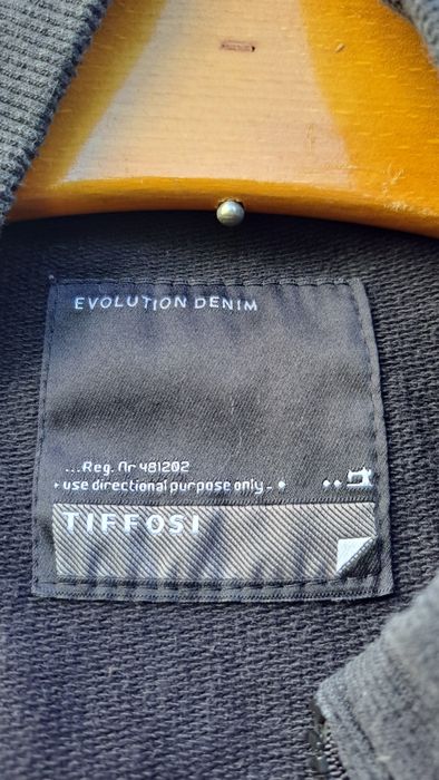 Dois Casacos sweat Tiffosi e Polo Tam Lcom capuz 8€