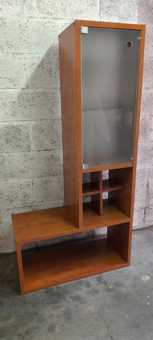 Belíssimo móvel estante em madeira com prateleira e porta em vidro.
Ex
