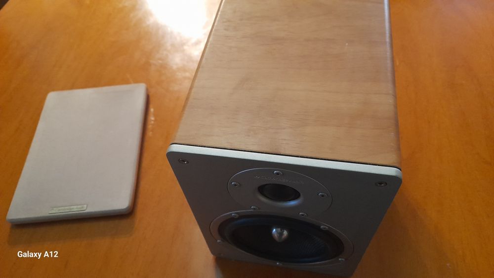 Uma coluna Cambridge Audio