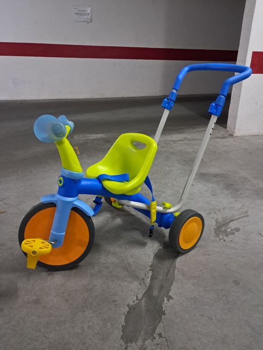 Triciclo a pedais e pega para empurrar