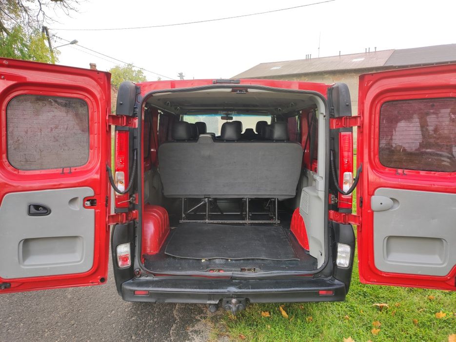 Renault Trafic long 9 osób 2011 rok
