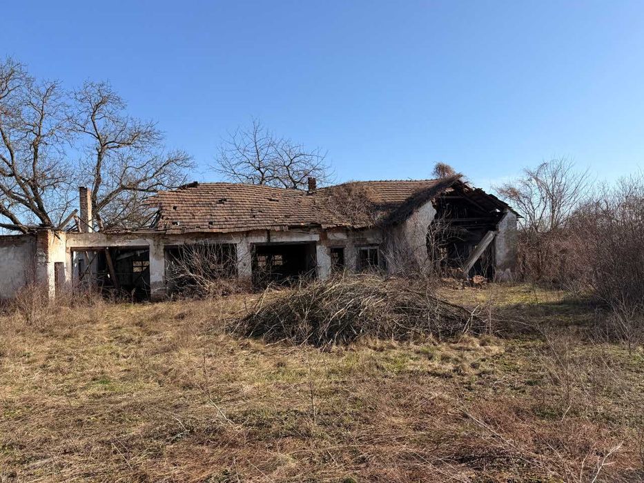 Тракторний гараж + сільськогосподарська ділянка