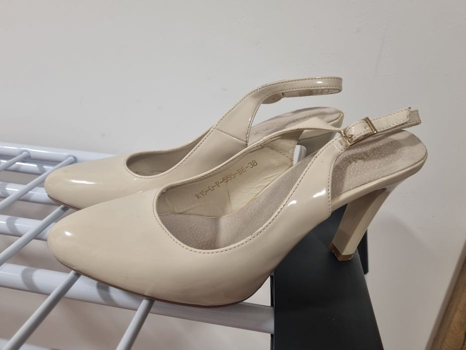 Czółenka beżowe skóra 38