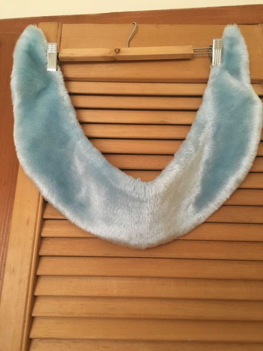 Golas de pelo sintético, da Zara em preto e azul claro