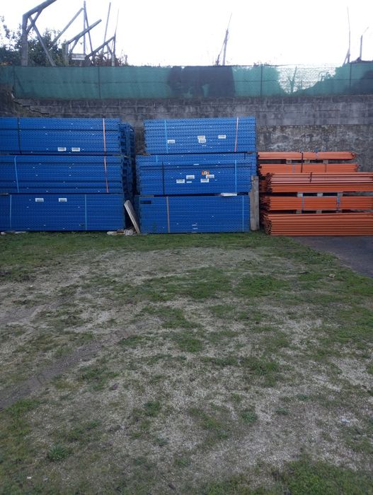 Mesa de 2 bastidores e 4 travessas laranjas