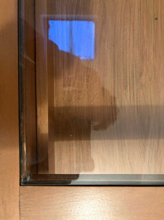 Mesa de centro / apoio em madeira com tampo em vidro e gaveta