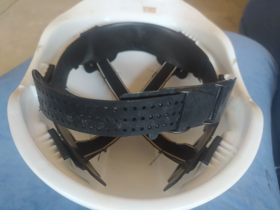 Каска строительная белая в хорошем состоянии