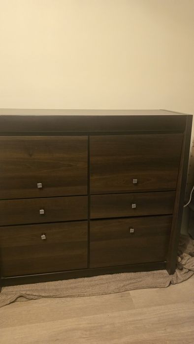Komoda w kolorze ciemnego brązu