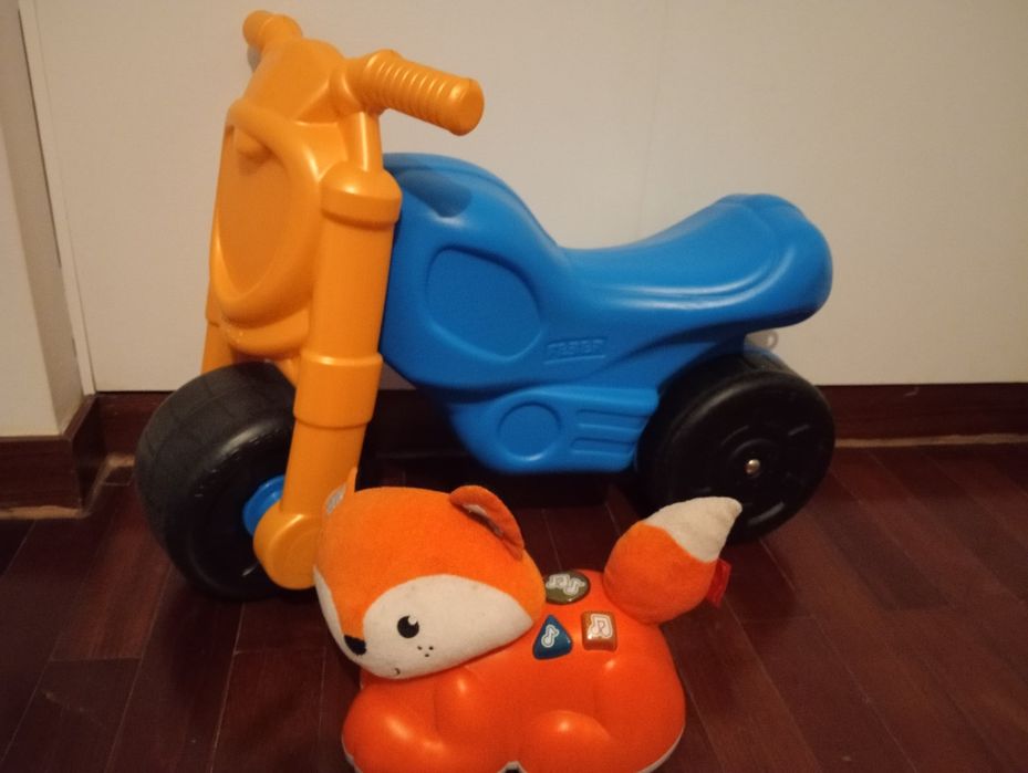 Vendo estilo de mota. E raposa que dá música e anda sózinha.