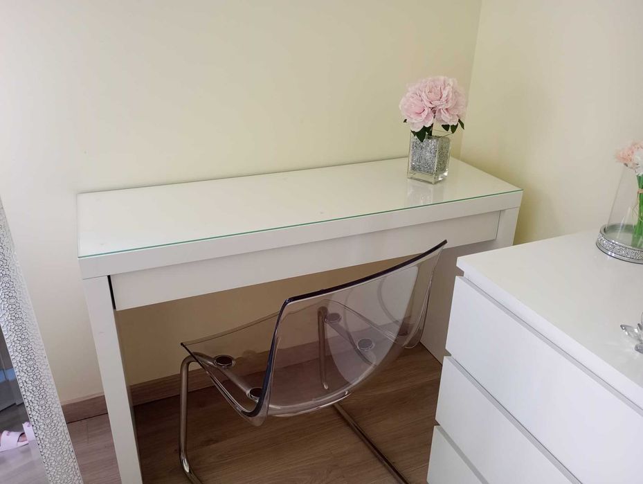 Biała toaletka ze szklanym blatem Malm Ikea