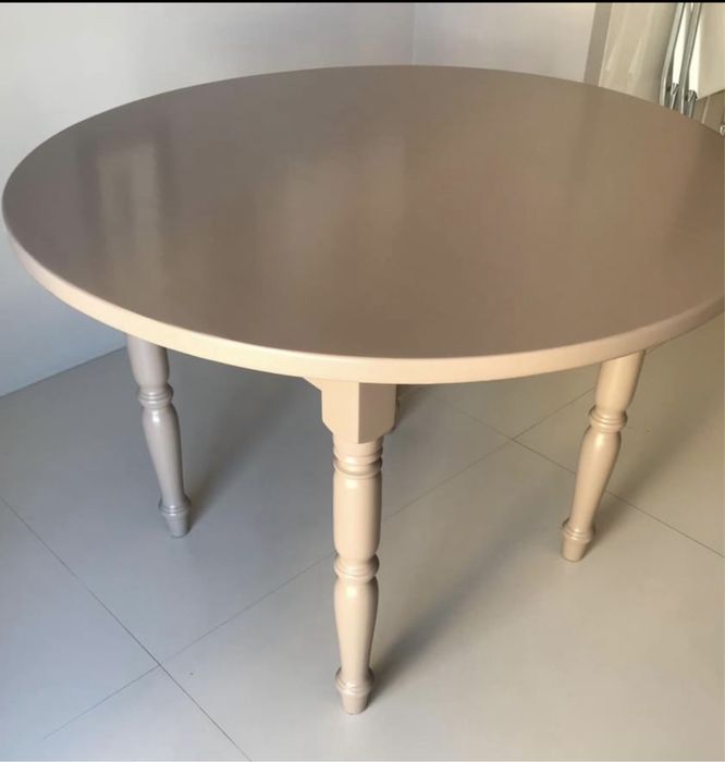 Mesa de madeira maciça lacada