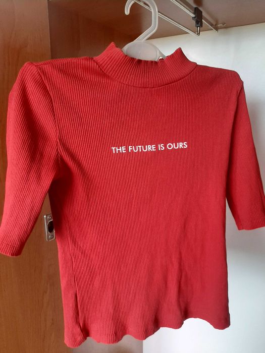 Czerwony golf z krótkim rękawem