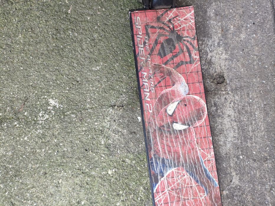 Trotinete homem aranha.