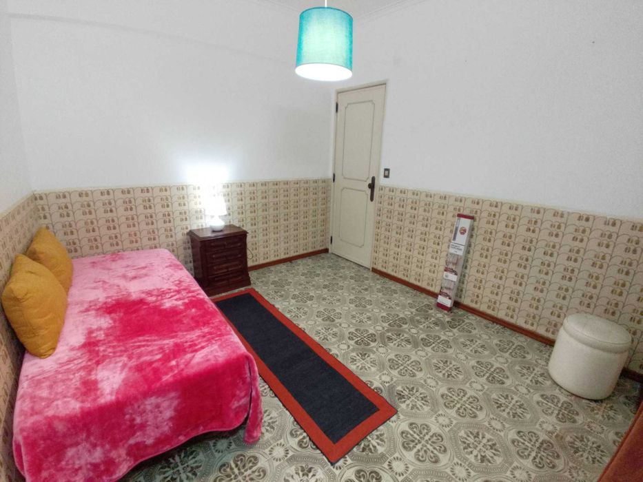 Aluga-se Quarto em Algés